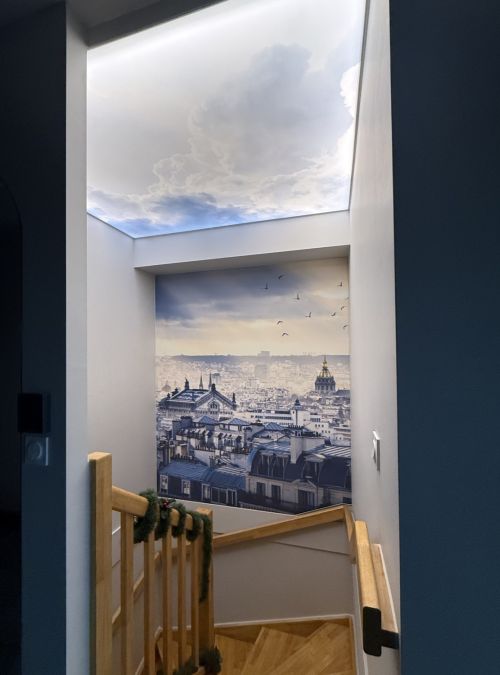 Toile tendue murale imprimée dans une cage d'escalier, mur imprimé et plafond rétroéclairé